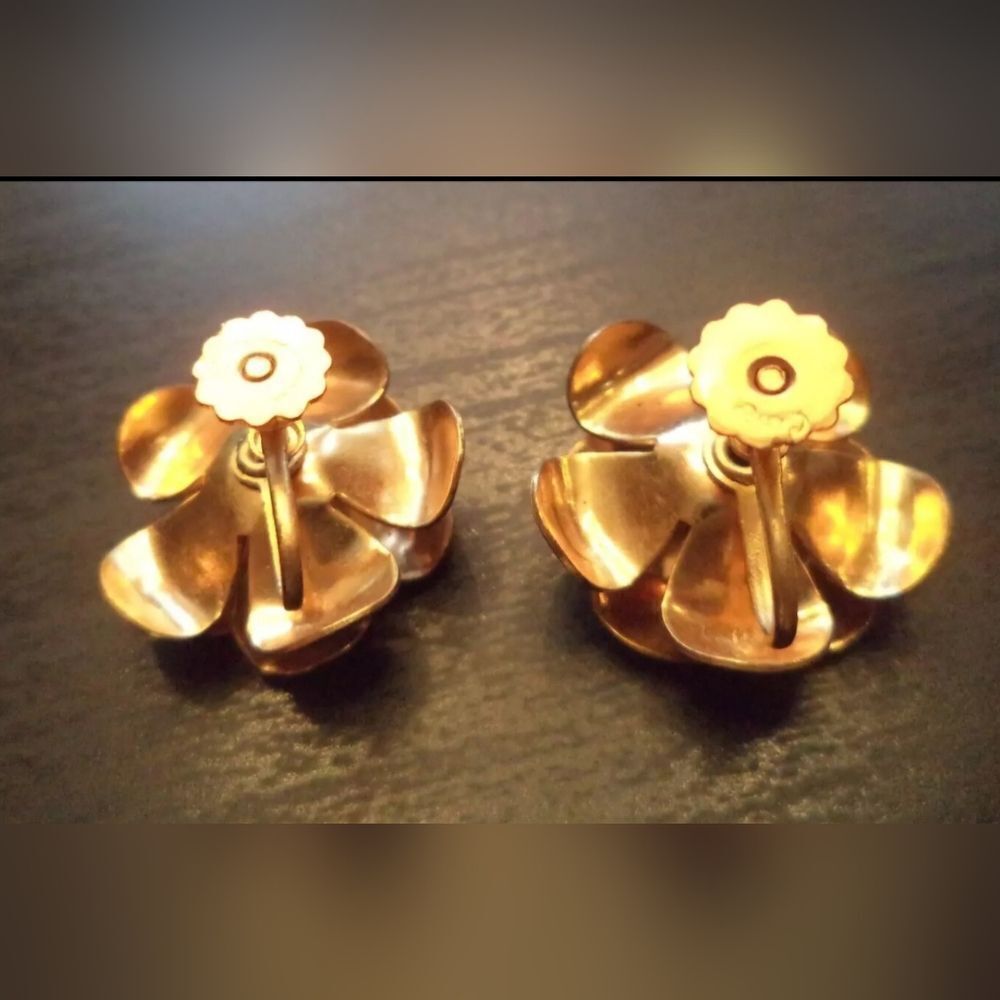Vintage Coro Goldtone Flowers w Blue Rhinestone Screwback - Picture 2 of 3